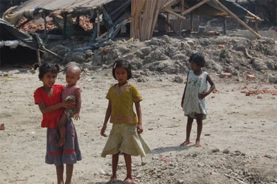 Little Calcutta girls roaming, in poverty