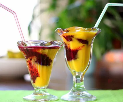 Mango-Berry Swirled Smoothies