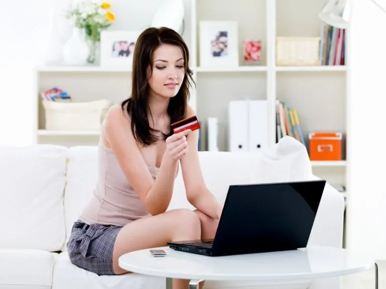 Gift Shopping Online vs Gift Shopping in a Retail Store – Which Do You Prefer?