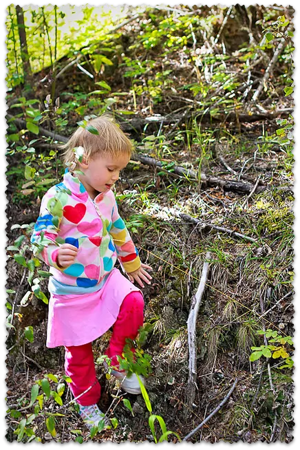 preschooler-olivia-in-woods