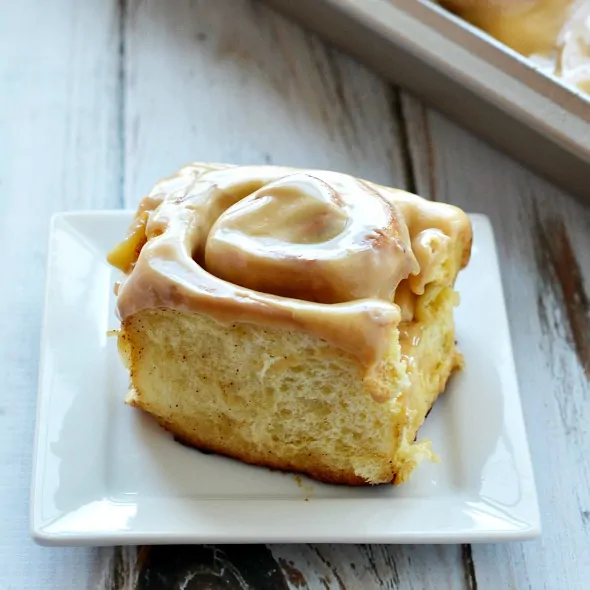 Caramel-Apple-Cinnamon-Rolls