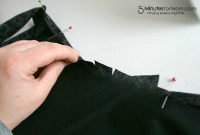 DIY Ruffle Apron with Pockets / 5 Minutes for Mom