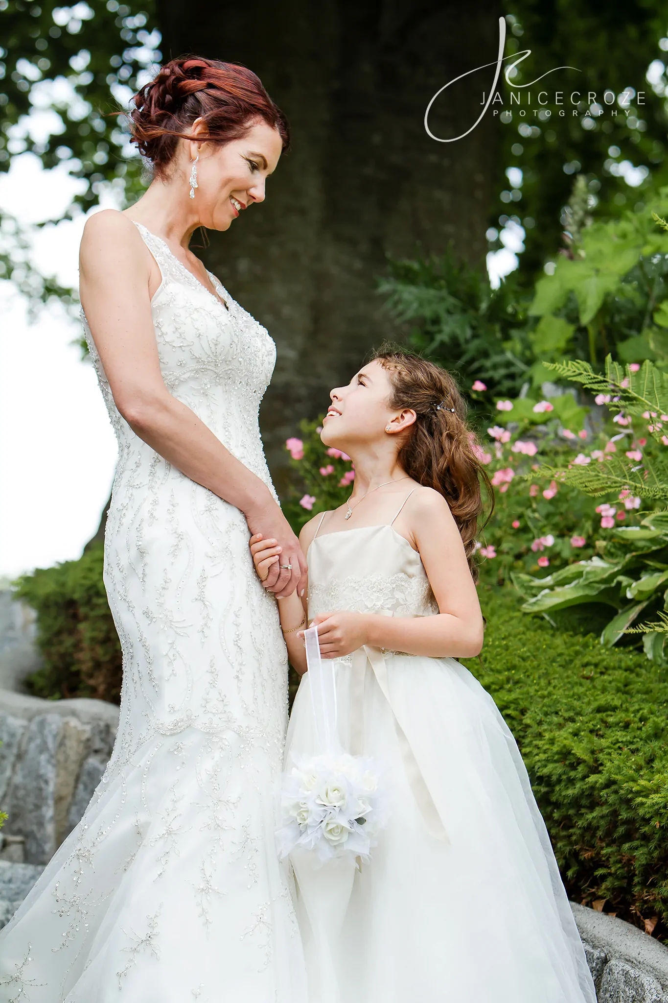 bride-flower-girl-photography-poses