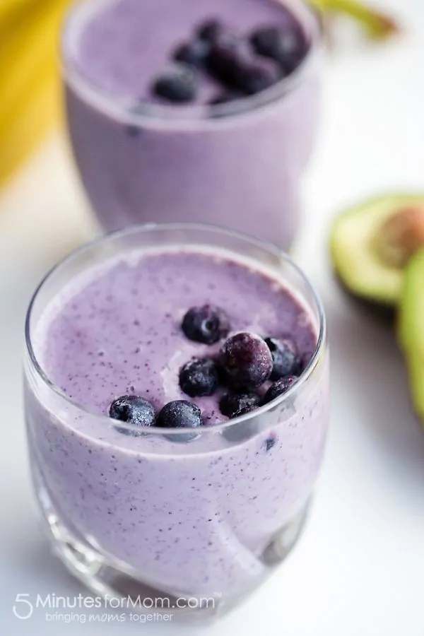 Delicious and Healthy Blueberry and Avocado Frozen Yogurt Smoothie