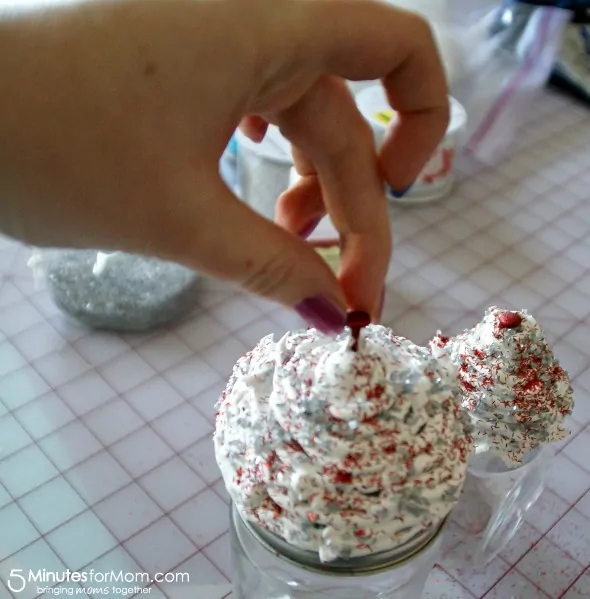 Cupcake Jar Gift Idea / by Busy Mom's Helper for 5MinutesForMom.com #gifts #cupcakejar #craft