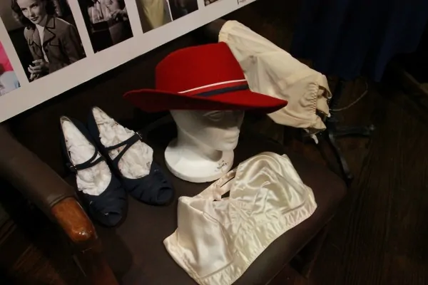 Agent-Carter-Wardrobe-Peggy-red-hat-accessories