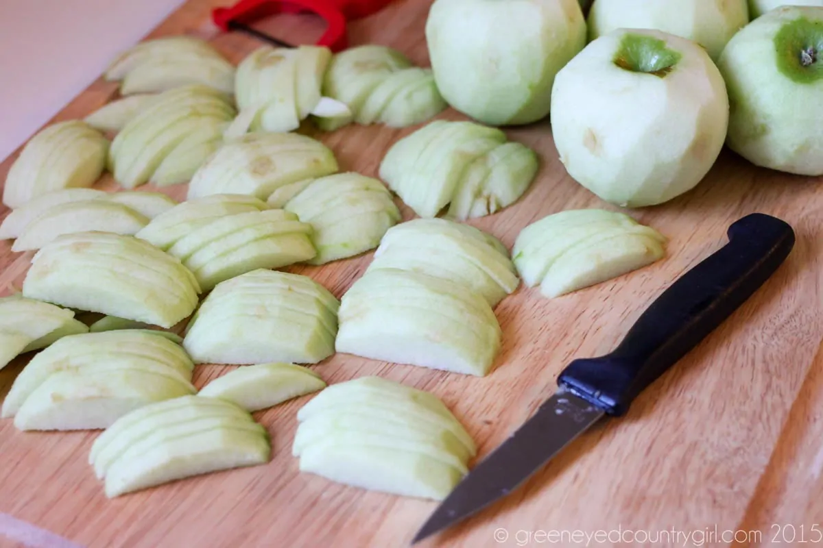 Slicing green apples to make cookies