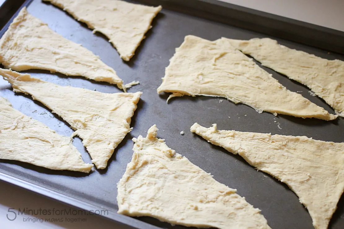 Delicious and Easy Apple Pie Crescent Rolls with Cinnamon Icing, LOVE these fall flavors! 