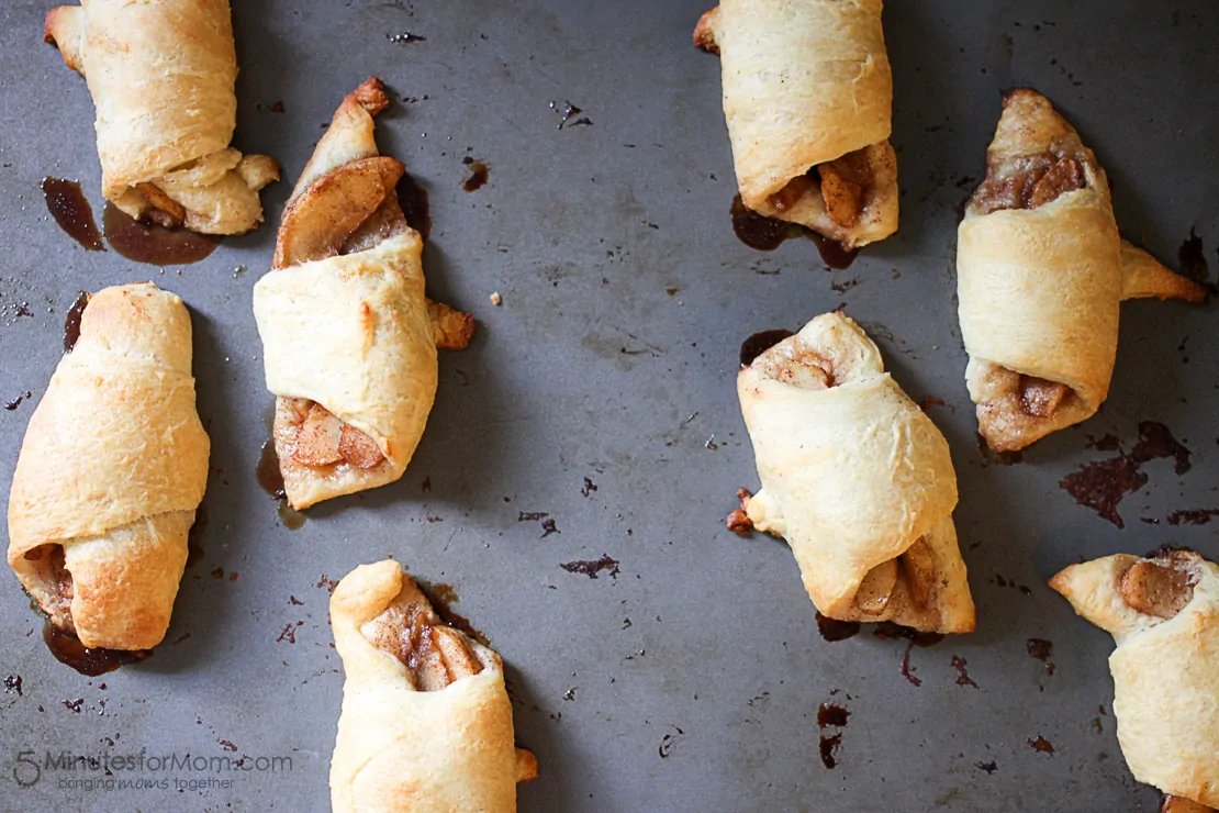 Delicious and Easy Apple Pie Crescent Rolls with Cinnamon Icing, LOVE these fall flavors!