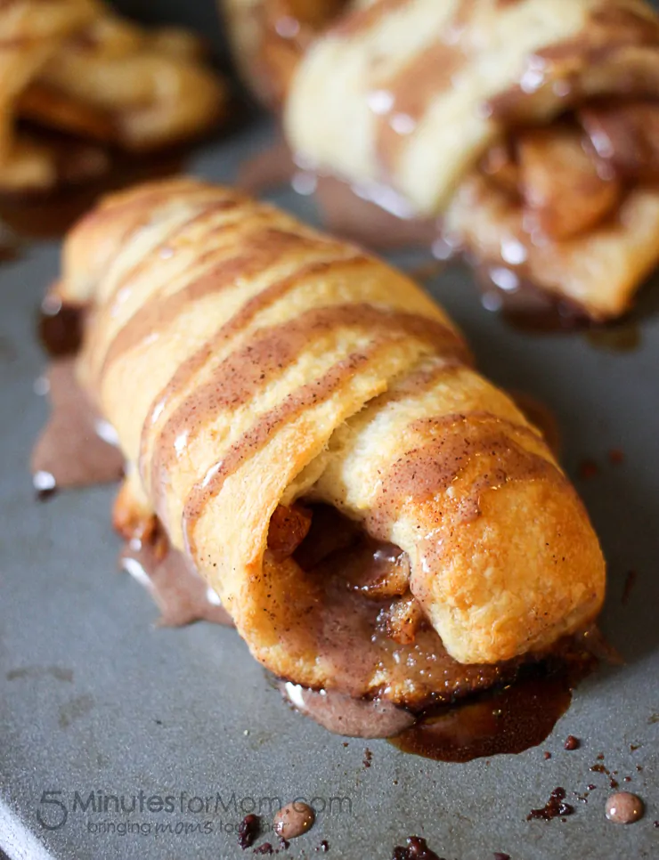 Delicious and Easy Apple Pie Crescent Rolls with Cinnamon Icing, LOVE these fall flavors!