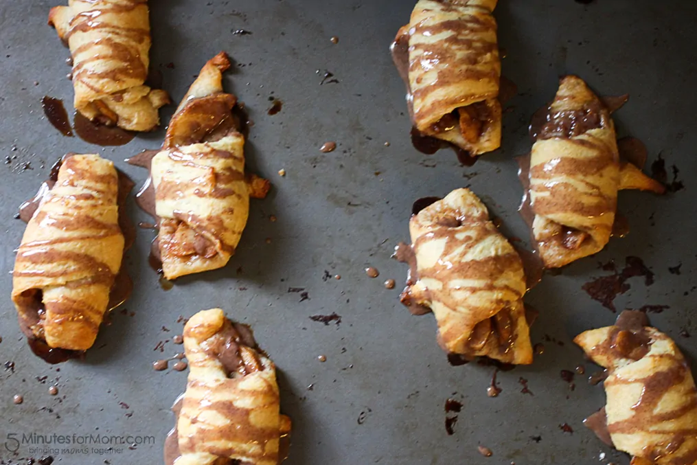 Delicious and Easy Apple Pie Crescent Rolls with Cinnamon Icing, LOVE these fall flavors!