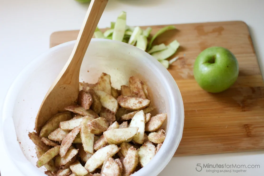 Delicious and Easy Apple Pie Crescent Rolls with Cinnamon Icing, LOVE these fall flavors! 18