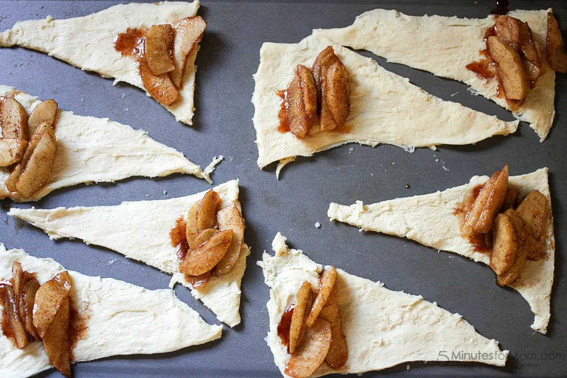 Delicious and Easy Apple Pie Crescent Rolls with Cinnamon Icing, LOVE these fall flavors!