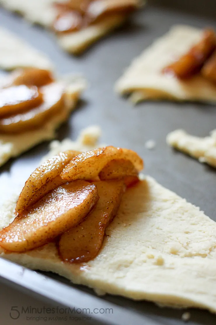 Delicious and Easy Apple Pie Crescent Rolls with Cinnamon Icing, LOVE these fall flavors! 