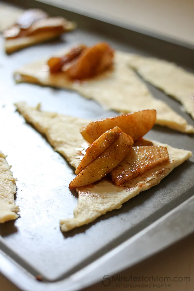 Delicious and Easy Apple Pie Crescent Rolls with Cinnamon Icing, LOVE these fall flavors!