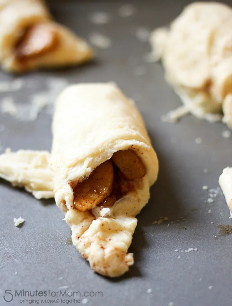 Delicious and Easy Apple Pie Crescent Rolls with Cinnamon Icing, LOVE these fall flavors!