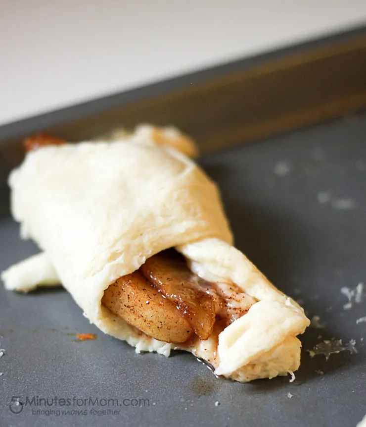 Delicious and Easy Apple Pie Crescent Rolls with Cinnamon Icing, LOVE these fall flavors!
