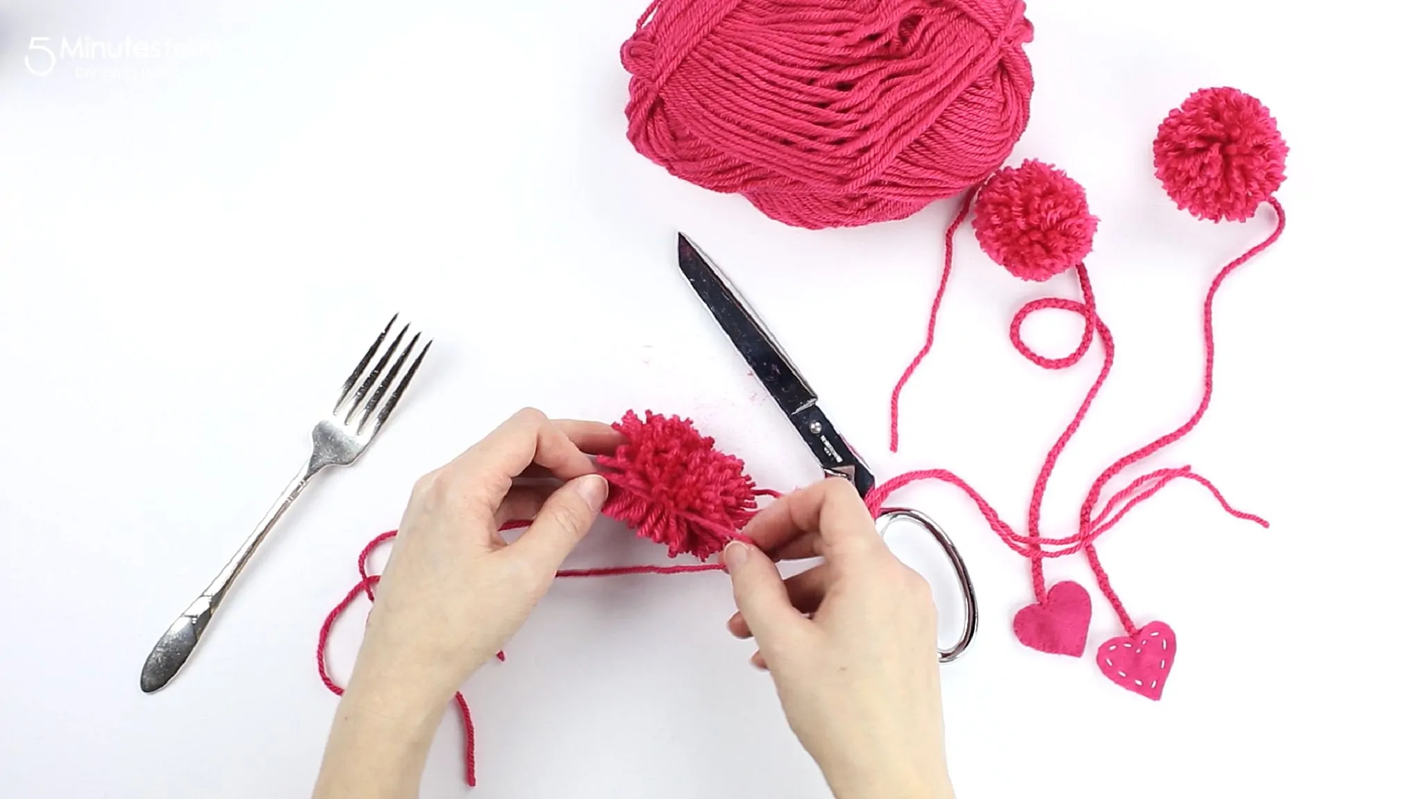 remove pom pom from fork and tie another knot