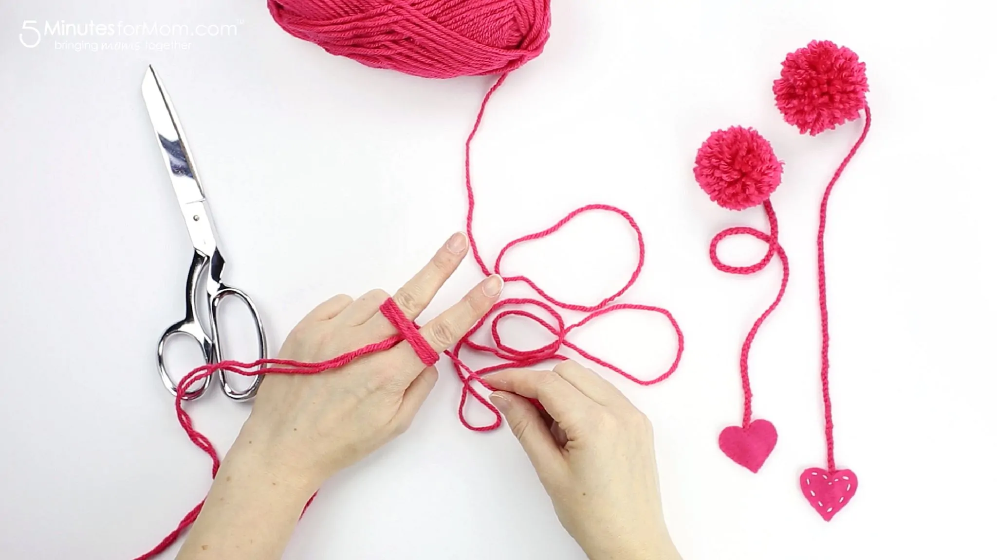 how to make a pom pom using your fingers