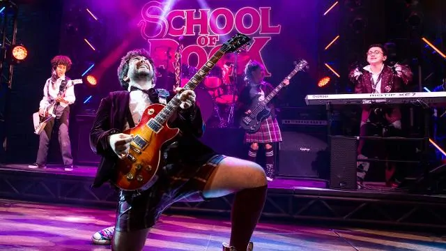 school-of-rock-at-new-london-theatre