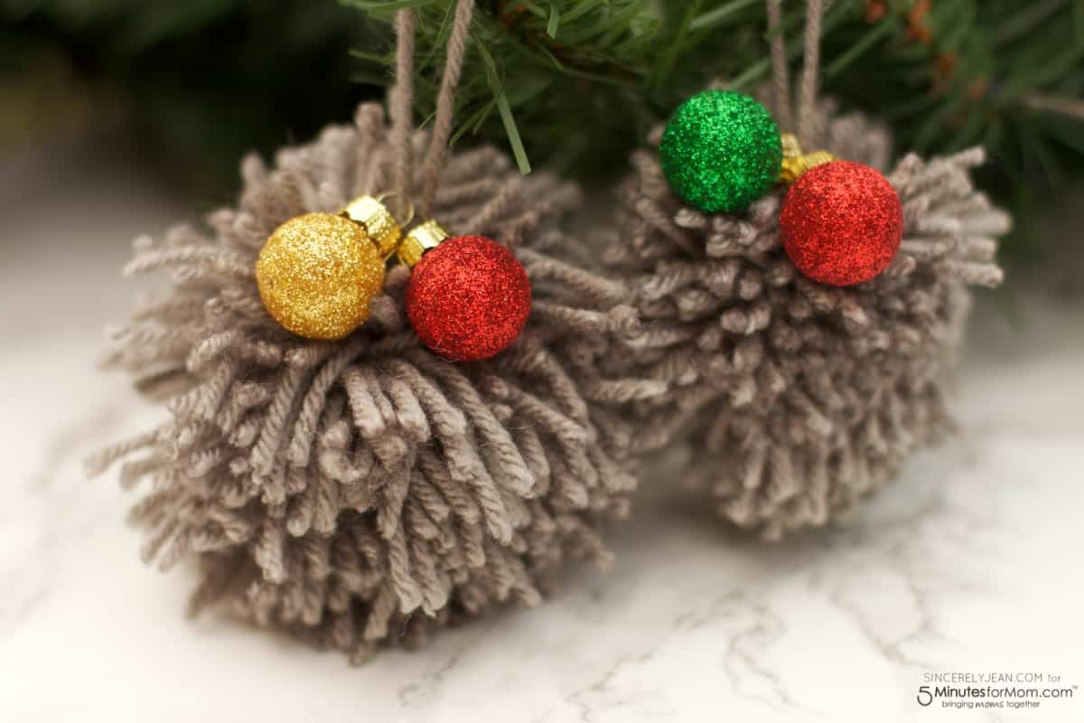 angre Annoncør planer DIY Pom Pom Ornament Tutorial - Easy Christmas Craft