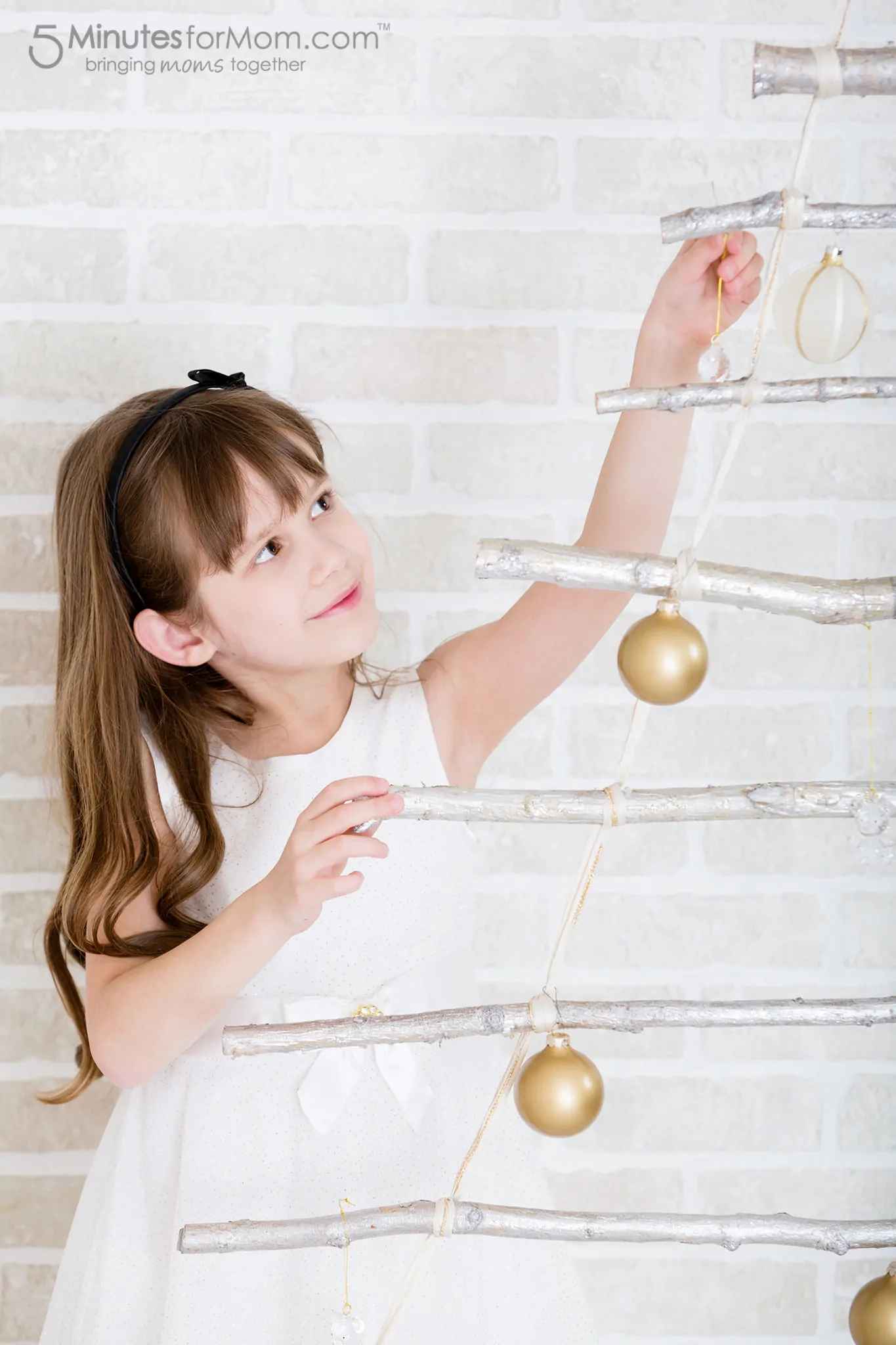 branch-ladder-christmas-tree-with-ornaments