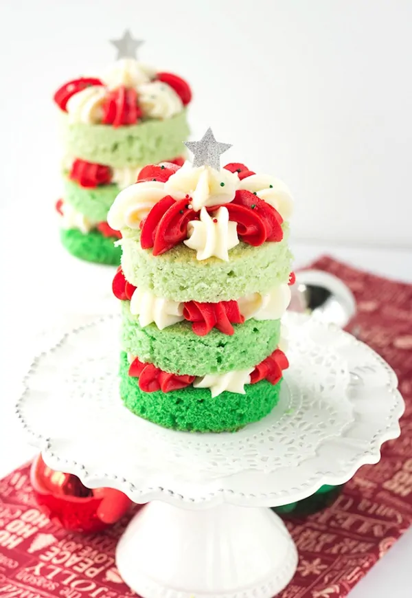 christmas-tree-cake-from-cookie-dough-and-oven-mitt