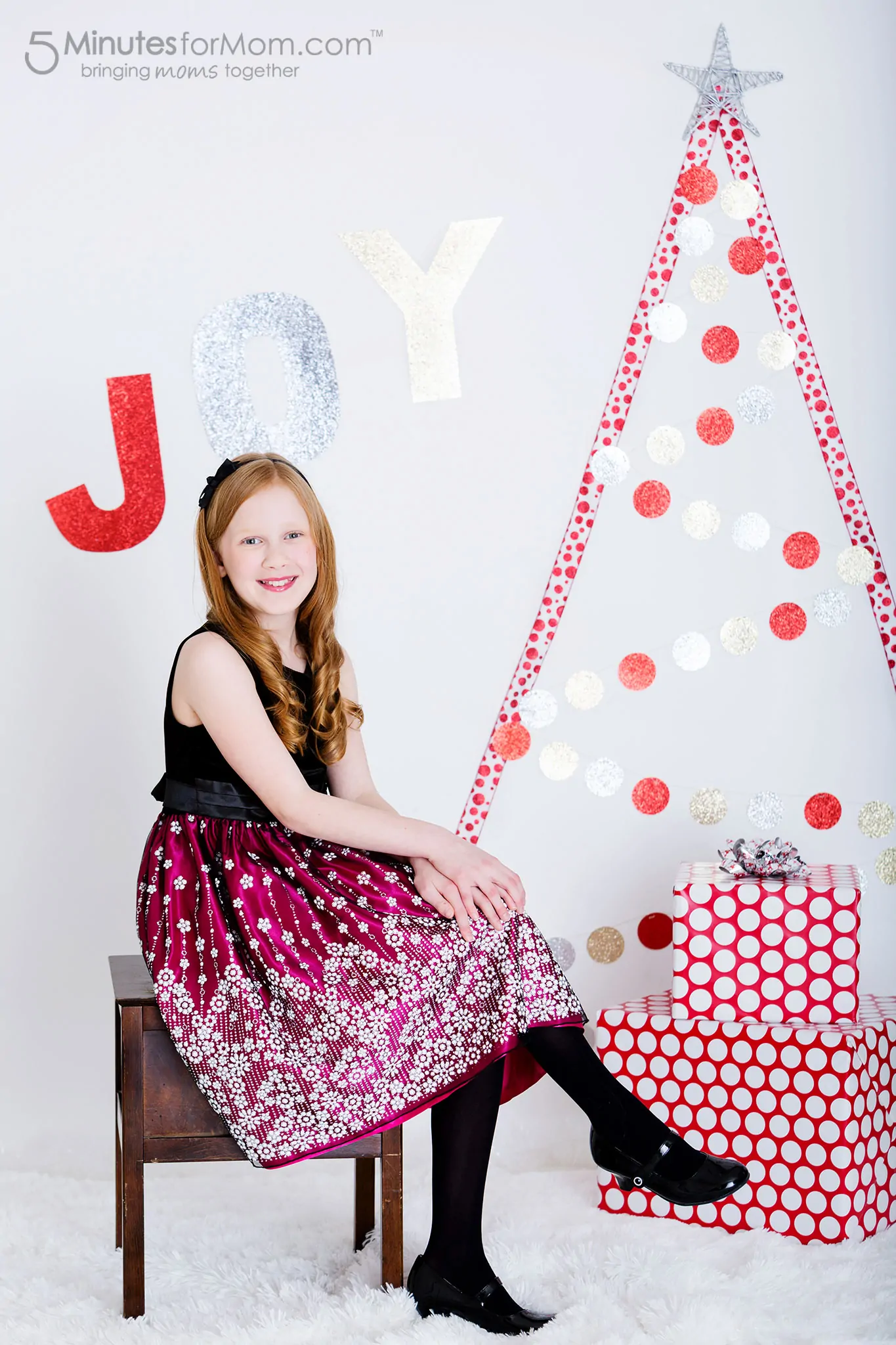 diy-ribbon-and-garland-christmas-tree-wall-art