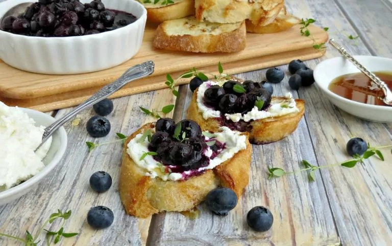 Blueberry and Goat Cheese Crostini with Thyme and Honey Recipe