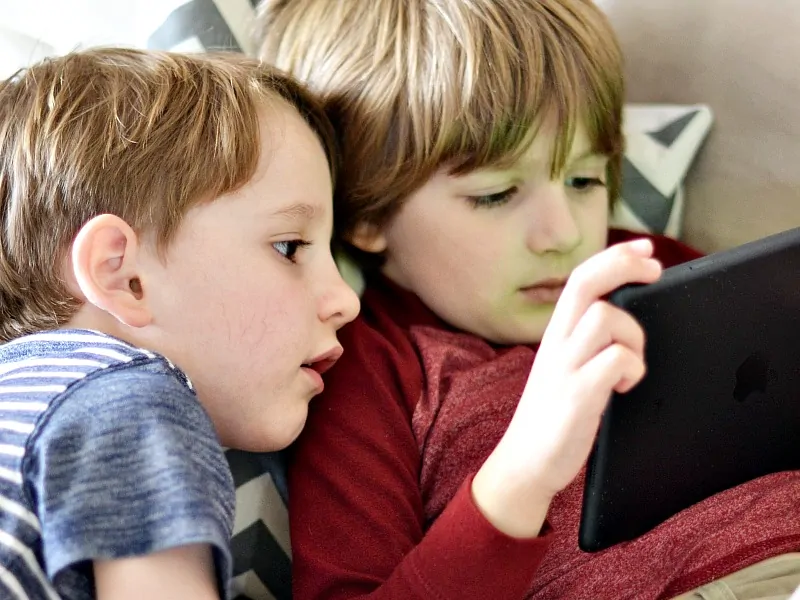 brothers playing with homer reading app