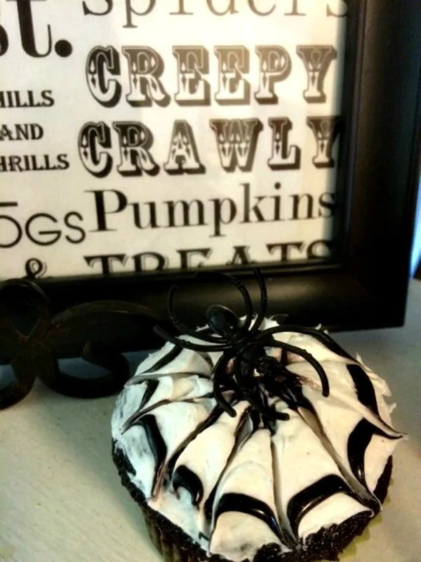 Easy Spider Cupcakes with Frosting Tutorial from Clever Housewife