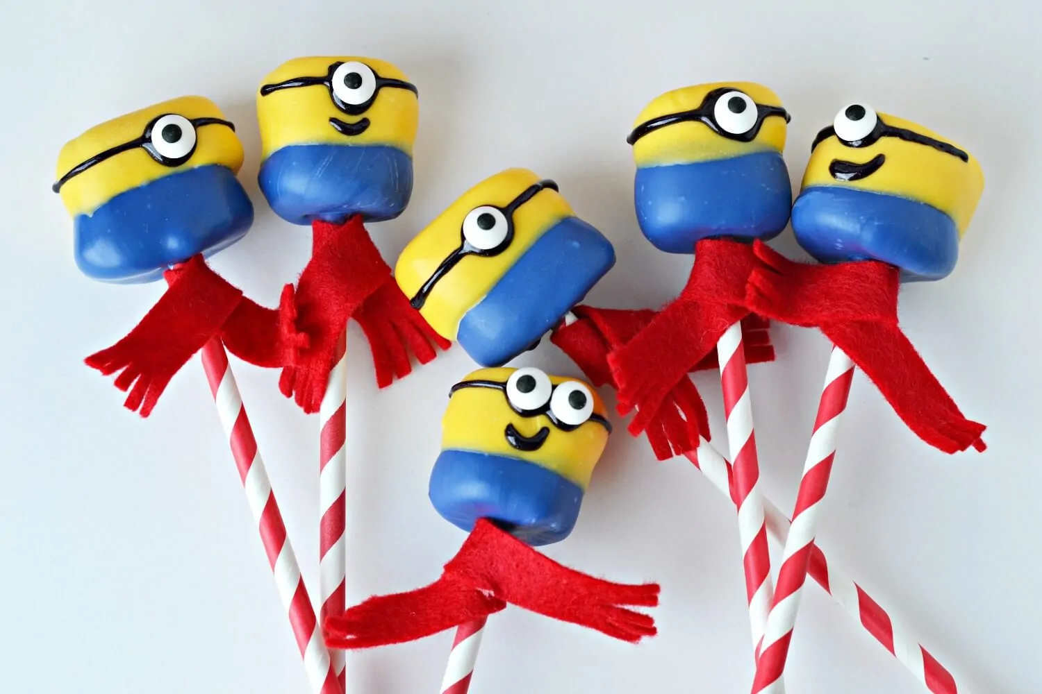 holiday minion marshmallow pops