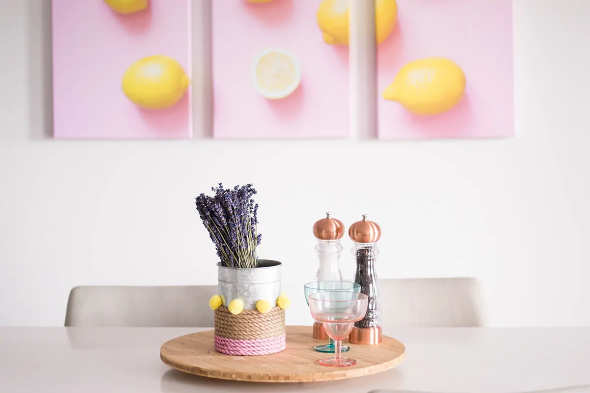 A Rope Vase DIY to add that touch of color to your home. How can you go wrong with pink, pompoms, and a bouquet of flowers?