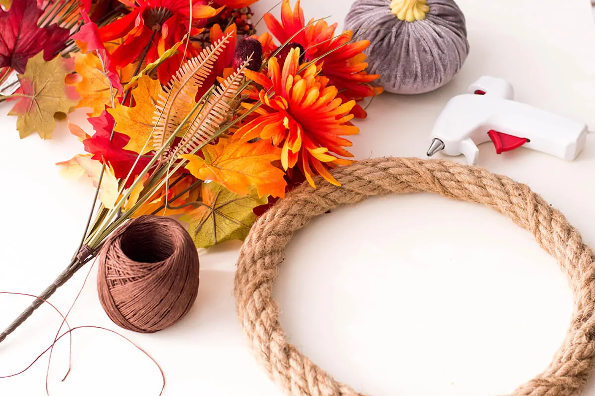 Doing Autumn the right way: spruce up your home with this elegant, simple, cost-effective DIY Fall Wreath.