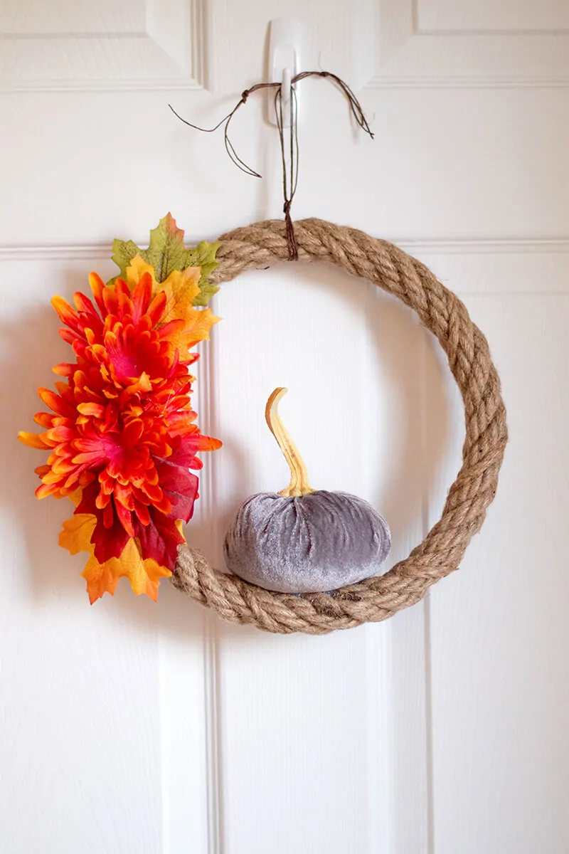 Doing Autumn the right way: spruce up your home with this elegant, simple, cost-effective DIY Fall Wreath.