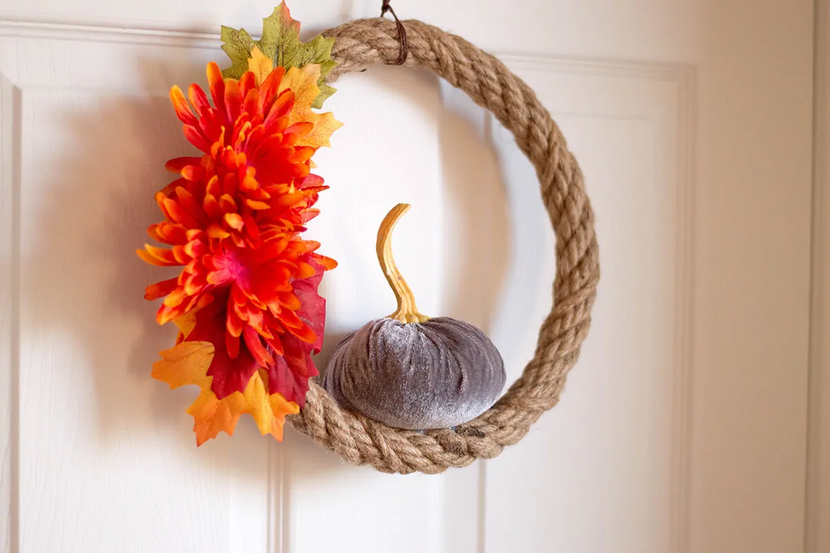 Doing Autumn the right way: spruce up your home with this elegant, simple, cost-effective DIY Fall Wreath.