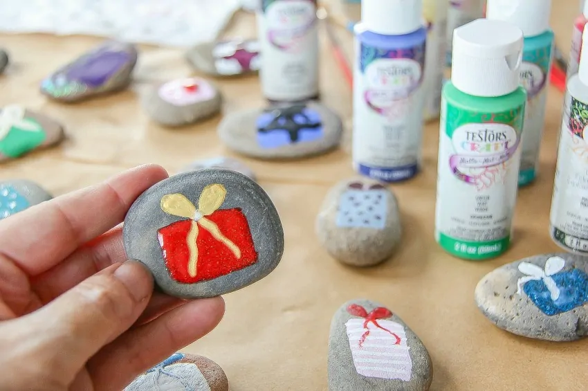 How To Paint Rocks For The Holidays - 5 Minutes for Mom