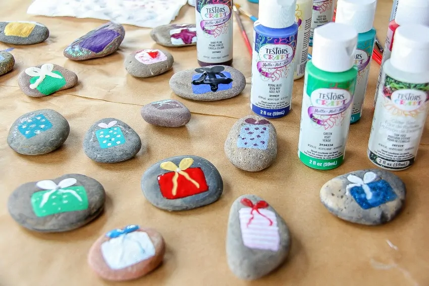 How To Paint Rocks For The Holidays - 5 Minutes for Mom