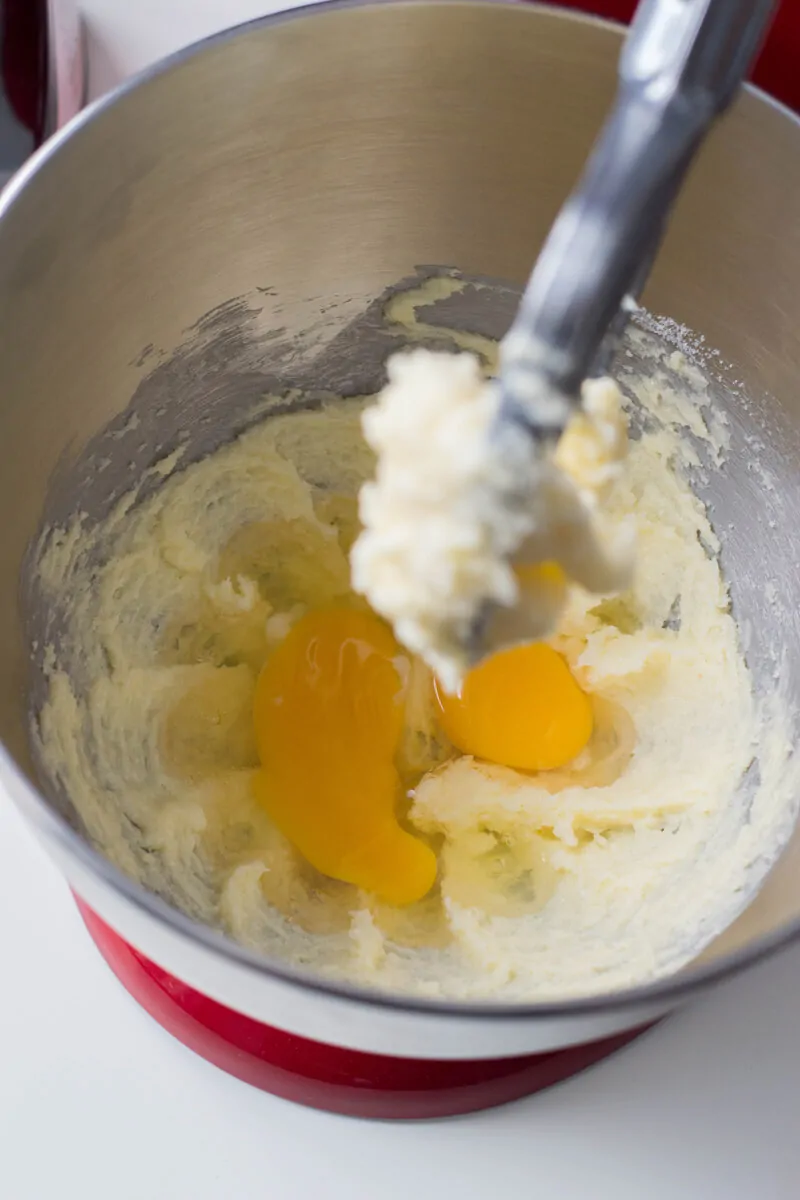 Step-by-step tutorial on how to make your own batch of homemade vanilla cupcakes.