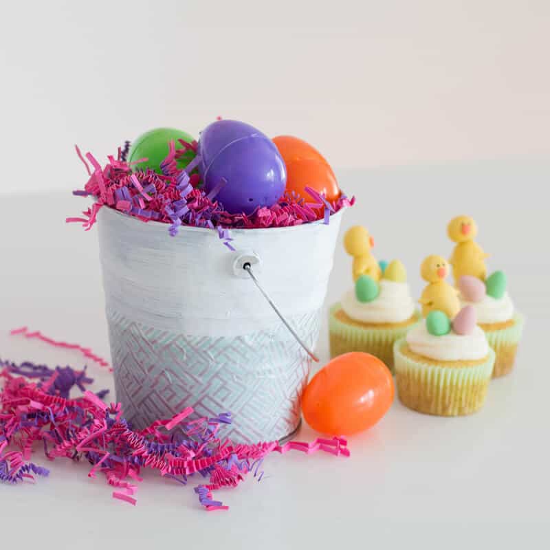 Easy Easter Centerpiece made up of low-cost crafting items.