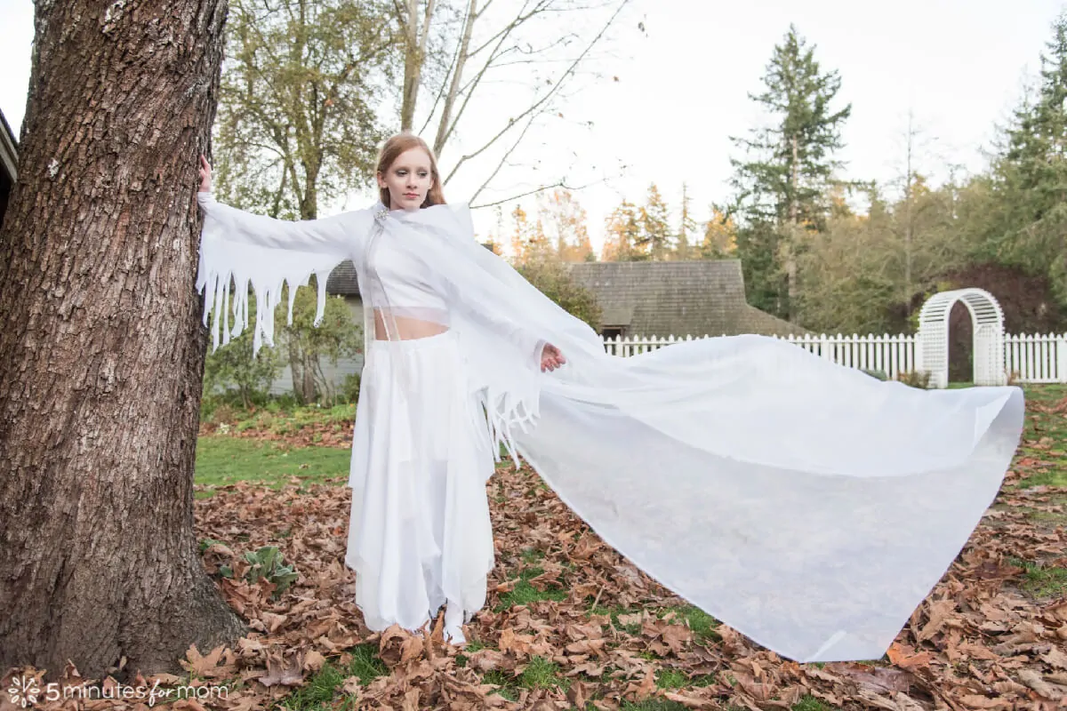 fatto a Mano fantasma costume con una fluente mantello bianco