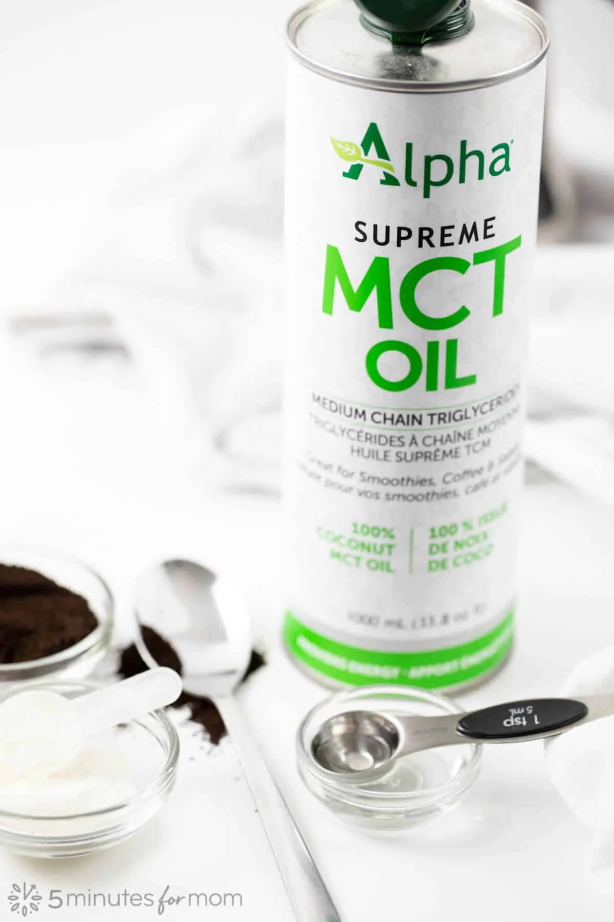 Adding MCT oil for a healthy smoothie