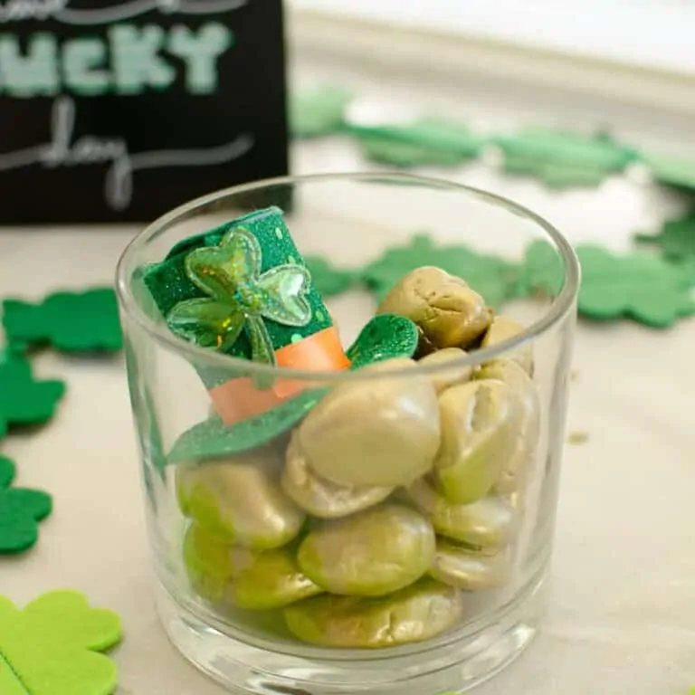 Easy St Patricks Day Decor - pot of gold