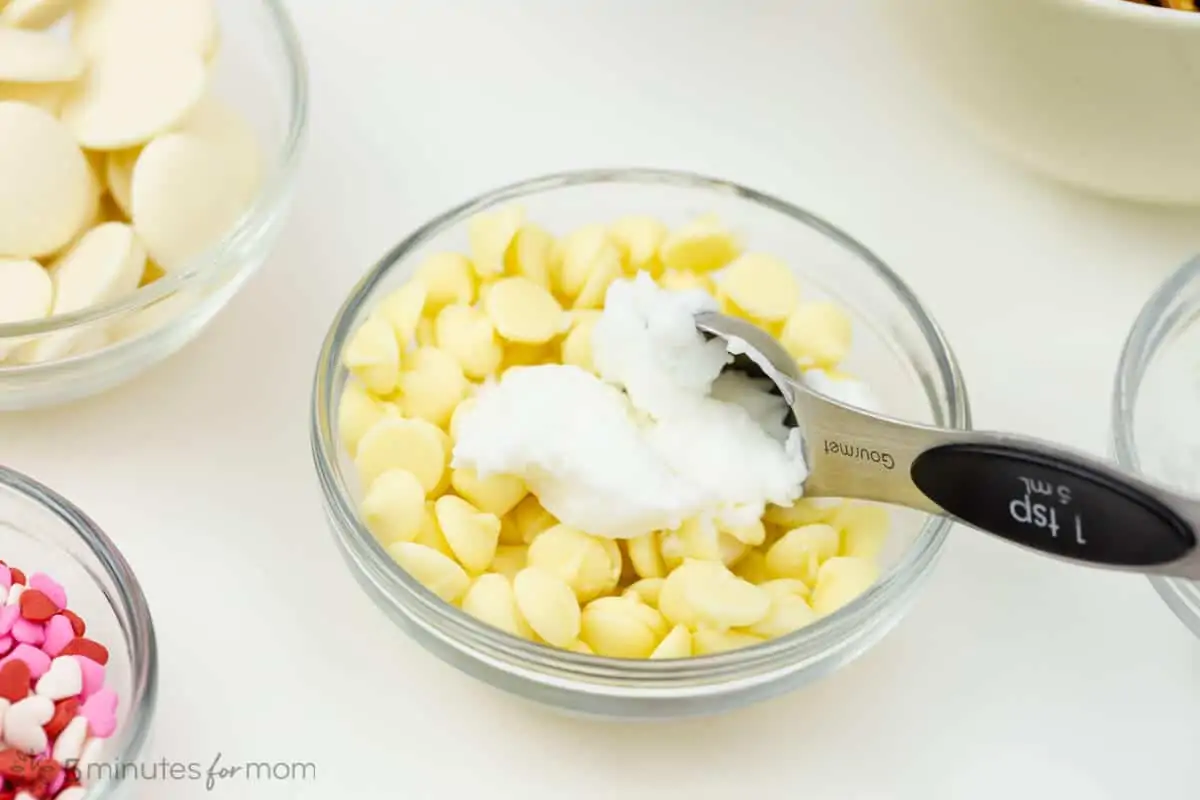 adding vegetable shortening to white chocolate chips - how to melt chocolate chips
