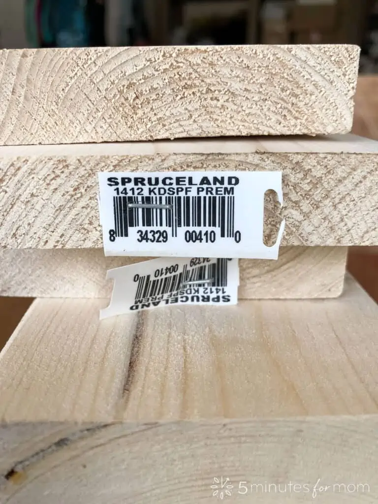 Kiln-dried SPF lumbar is used for construction and framing