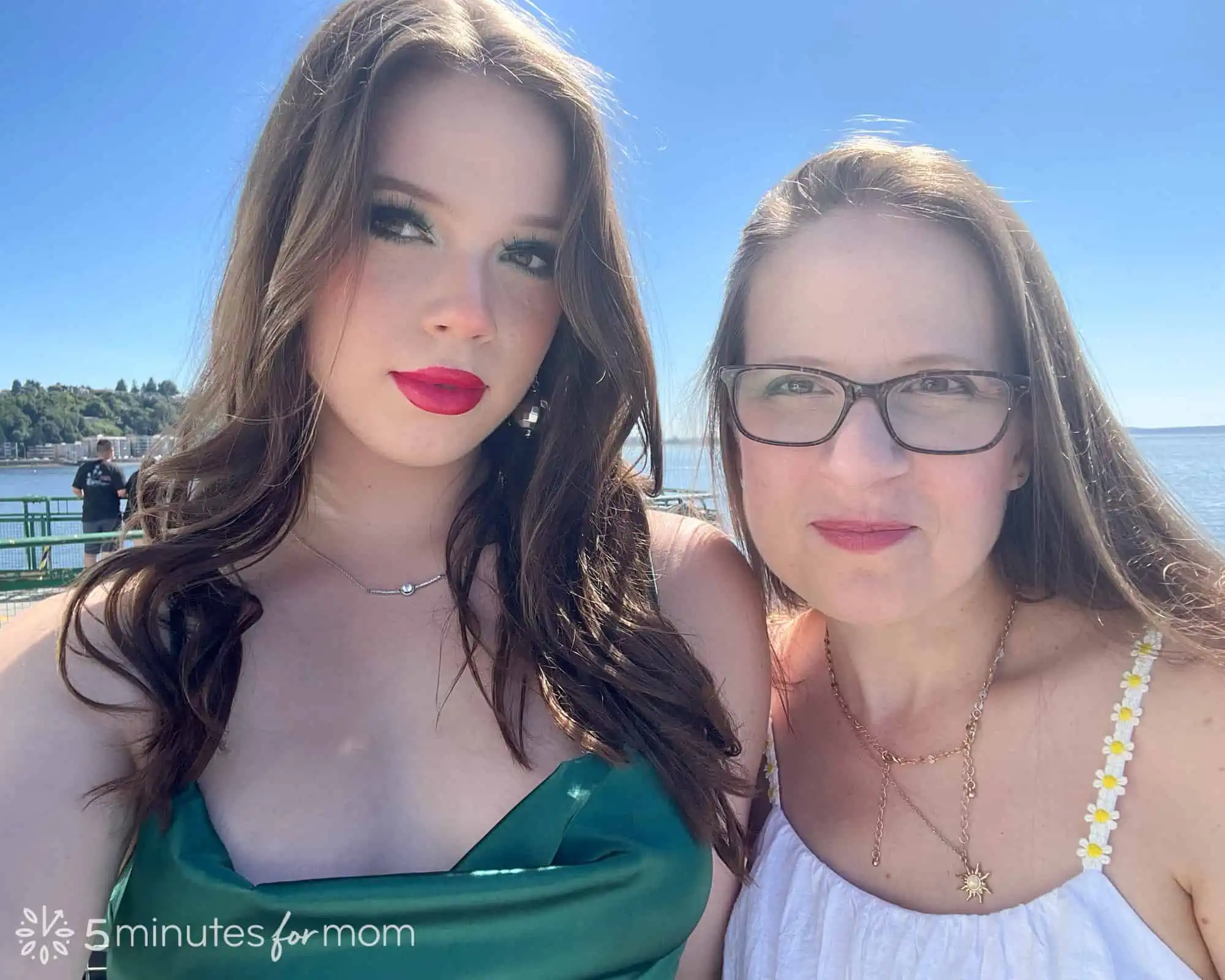 Mom and daughter dressed as Poison Ivy and Daisy