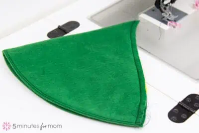 Sew with a straight stitch 3/8″ or 1cm from the bottom of the hat to the top